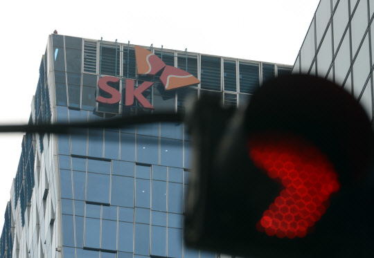 공정거래위원회가 18일 SK텔레콤의 CJ헬로비전 인수합병을 최종 불허했다. SK텔레콤은 유감을 표한다면서도 공정위 결정을 수용한다는 입장을 밝혔다. 이날 서울 중구 SK텔레콤 본사 앞 신호등에 빨간불이 켜져 있다.   김민수기자 ultrartist@